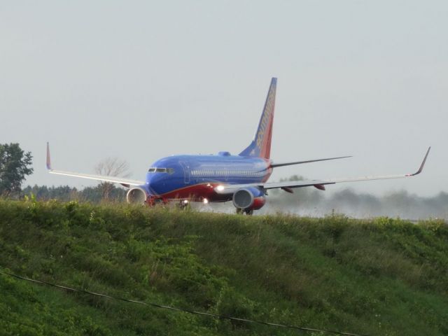Boeing 737-700 (N704SW)