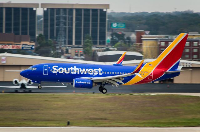 Boeing 737-700 (N7886A) - Landing runway 4