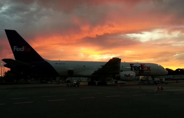 Boeing 757-200 (N975FD) - Sunset on the FedEx Ramp