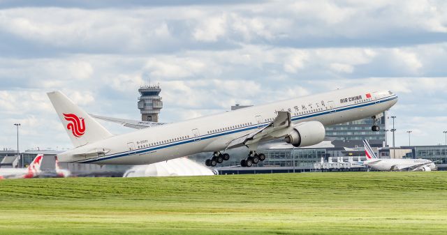 BOEING 777-300 (B-2031) - CCA880 takes off from runway 24R at Montreal heading back to Beijing 