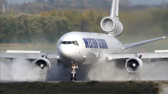 Boeing MD-11 (N412SN)