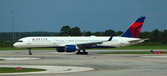 Boeing 757-200 (N544US) - 6/14/23 taxiing out to Rwy 17R