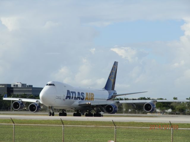 Boeing 747-400 (N412MC)