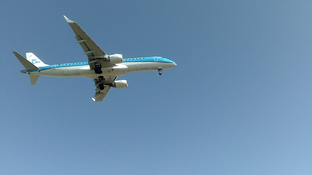 Embraer ERJ-190 (PH-EZL) - Touch & Go dun Embraer ERJ-190STD de KLM (Partie 3)