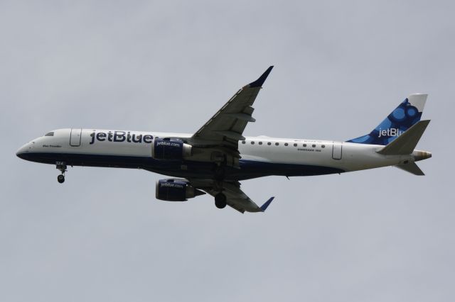 Embraer ERJ-190 (N324JB) - JetBlue Flight 1187 (N324JB) "Blue Traveller" arrives at Sarasota-Bradenton International Airport following a flight from Boston-Logan International Airport