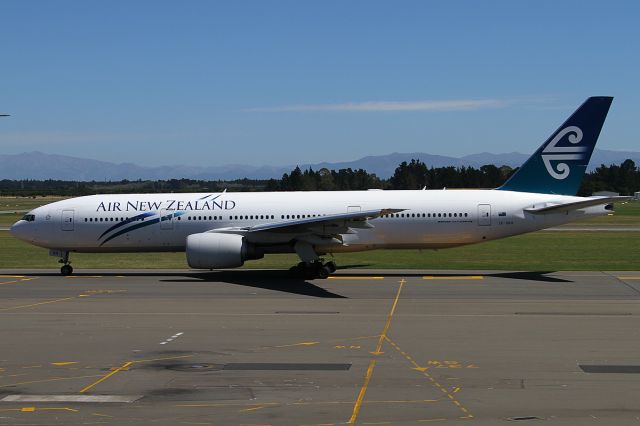 Boeing 777-200 (ZK-OKH) - 1 FEB 2011