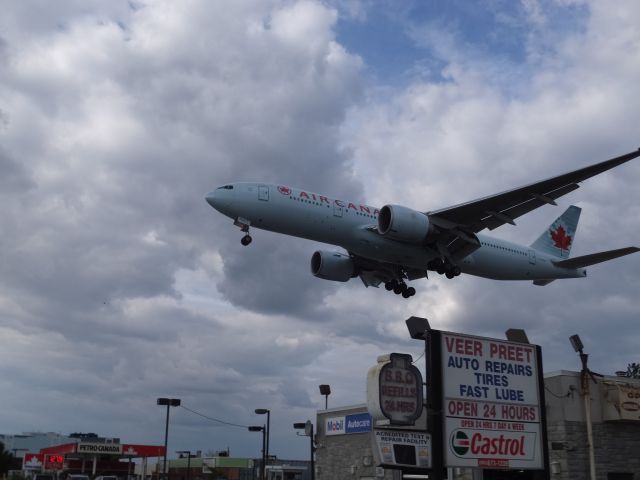 BOEING 777-200LR (C-FIUF)