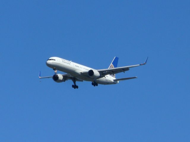 Boeing 757-200 (N598UA)