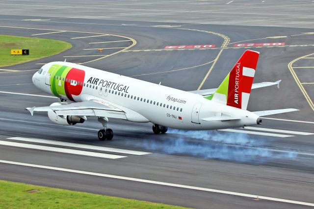 Airbus A320 (CS-TNJ) - Landing runway 05.From viewpoint.