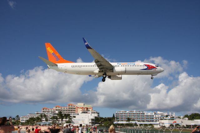 Boeing 737-700 (C-FTAH) - nice weekend visitor, bringing cold Canadian tourists to paradise