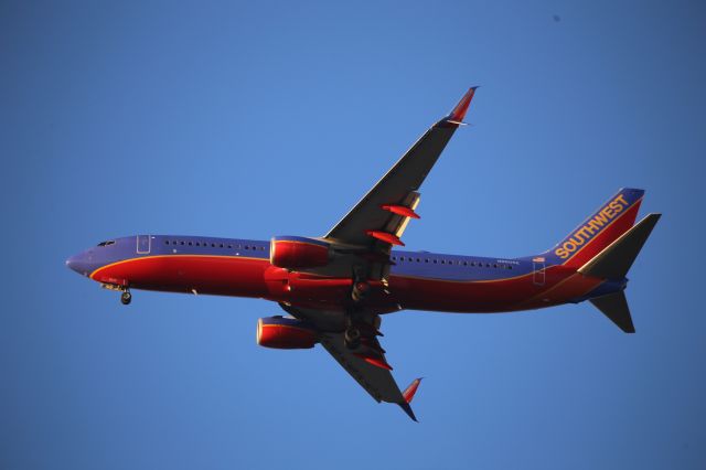 Boeing 737-800 (N8605E)