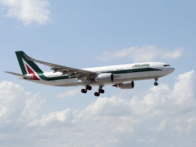 Airbus A330-300 (EI-EJG) - Italian A330 landing. Raw photo courtesy of LEARJETMIAMI - thank you!