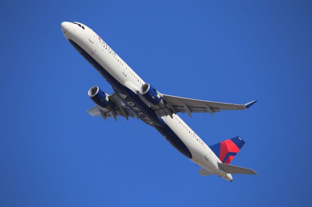 Airbus A321 (N323DN)