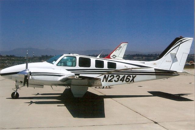 Beechcraft Baron (58) (N2346X) - Seen here in Aug-06.  Exported to Brazil 18-Aug-08 where it became PR-VCH.