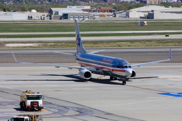 Boeing 737-800 (N902NN)