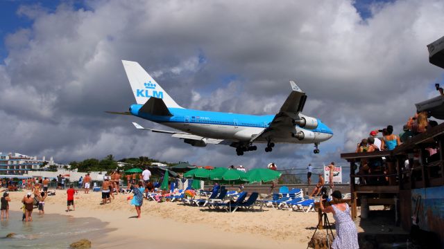 Boeing 747-400 (PH-BFL) - 06/12/2013. Maho Beach.