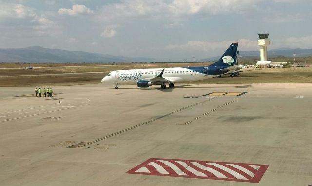 Embraer ERJ-190 (XA-ACC) - Desde la sala de última espera observando la salida del vuelo.