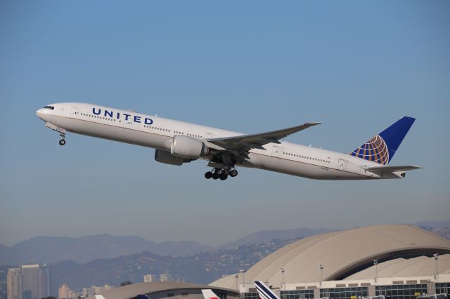 BOEING 777-300ER (N2333U)