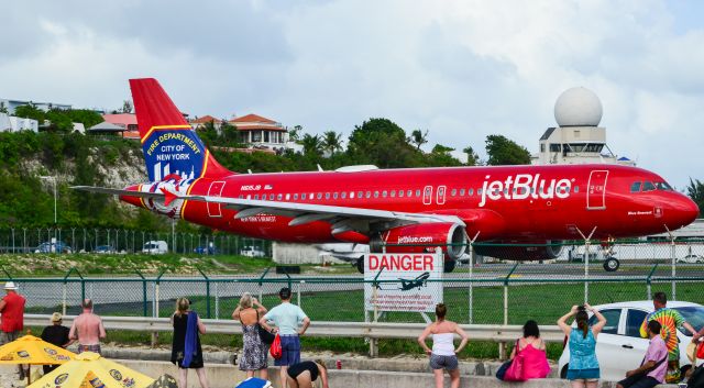 Airbus A320 (N615JB)