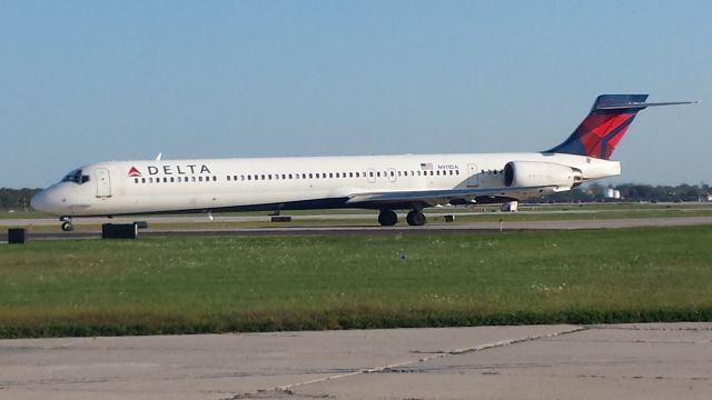 McDonnell Douglas MD-90 (N911DA) - A career Delta MD-90, originally delivered 12/17/95, shes seen here about to depart General Mitchell International 9/14/15.