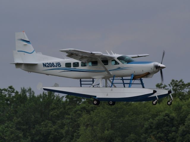 Cessna Caravan (N208JB) - The 2nd N208JB owned by Strange Bird Inc. (originally N915JB) comes in on Rwy 3 from Westhampton Beach-FOK today 6/24/2018.  