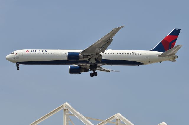 BOEING 767-400 (N842MH) - 23L 06-11-25. Georgia Bulldog Coach Vince Dooley decal on nose.