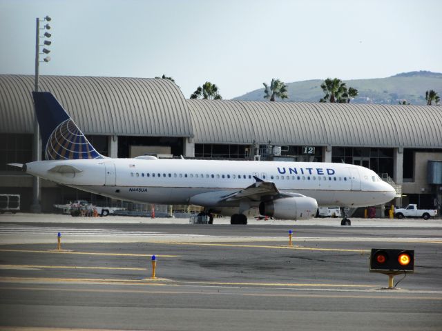 Airbus A320 (N445UA) - Taxiing to RWY 2L
