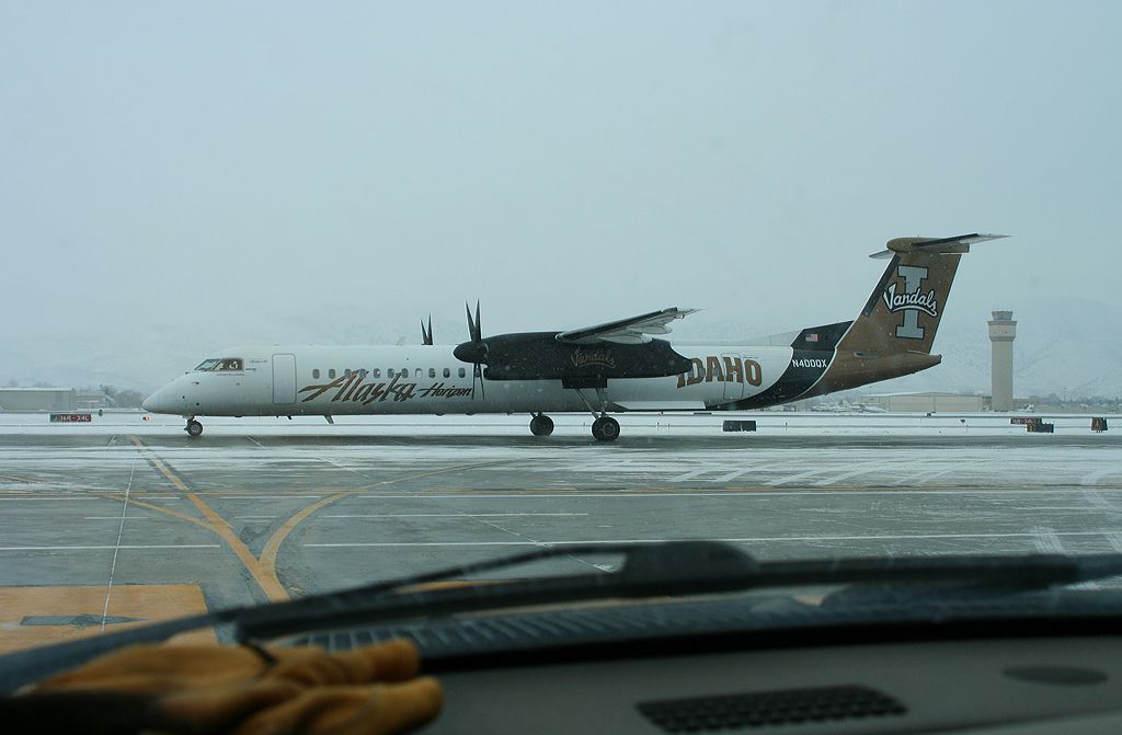 de Havilland Dash 8-400 (N400QX)