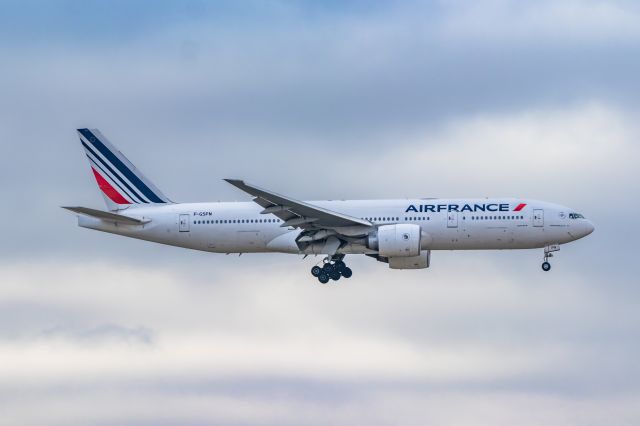 Boeing 777-200 (F-GSPN) - An Air France 777-200 landing at DFW on 11/25/22. Taken with a Canon 850D and Tamron 70-200 G2 lens.