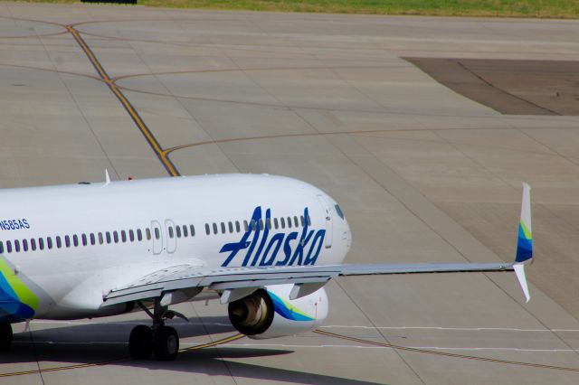 Boeing 737-800 (N585AS) - An ASA B739 rolls out to KSEA on a sunny Sunday afternoon