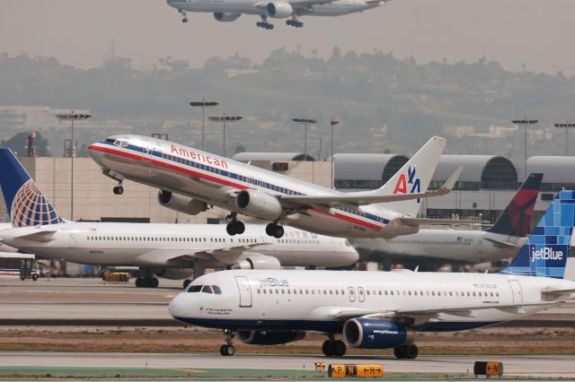 — — - Busy at KLAX with Jet Blue, American Airlines, Continental/United, Delta and Cathay Pacific at the top.