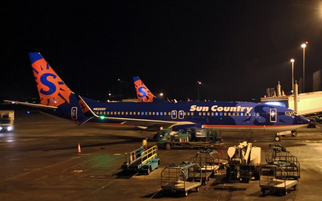 Boeing 737-800 (N820SY) - sun country b737-8 n820sy and n821sy at shannon 29/12/16.