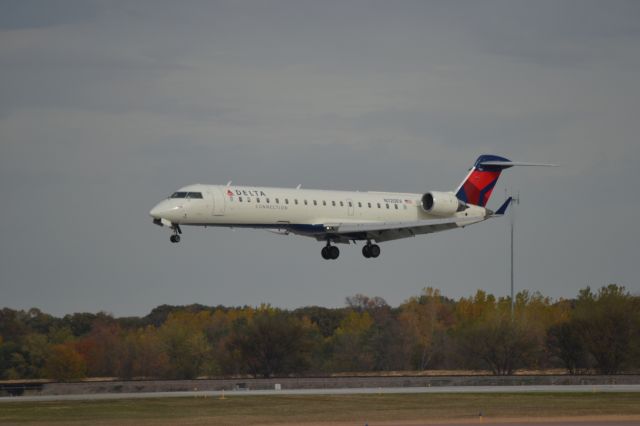 Canadair Regional Jet CRJ-700 (N720EV) - Arriving on Runway 21 in FSD