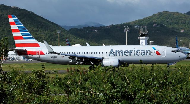 Boeing 737-800 (N892NN)