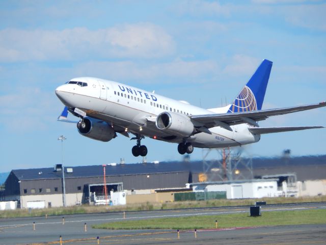 Boeing 737-700 (N16709) - Taking off from BDL 08-14-14