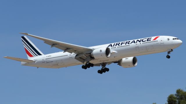 BOEING 777-300 (F-GZNJ) - 12/07/2025:br /Flight CDG > TLV, final to runway 21.