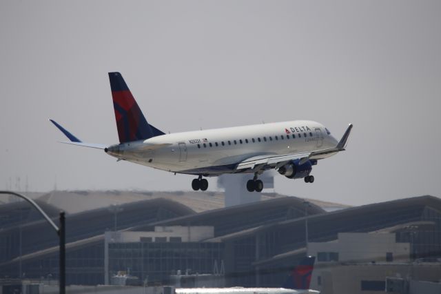 EMBRAER 175 (long wing) (N282SY)