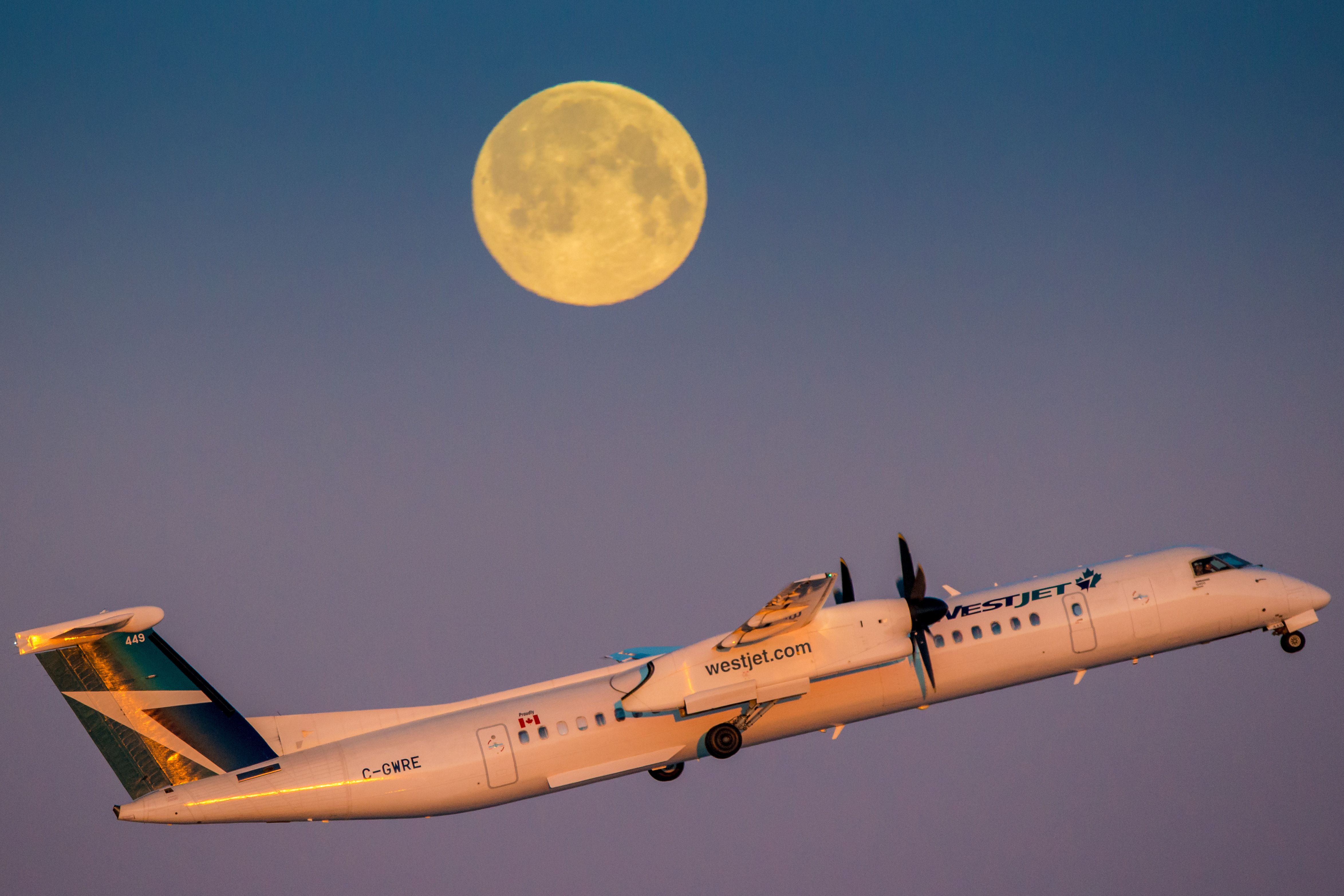 de Havilland Dash 8-400 (C-GWRE) - Encore 3147 launches off 35R under a brilliant full moon. br /br /Edit: Thank you for all the wonderful and nice comments and five stars everyone, very much appreciated!!! Glad you enjoyed!