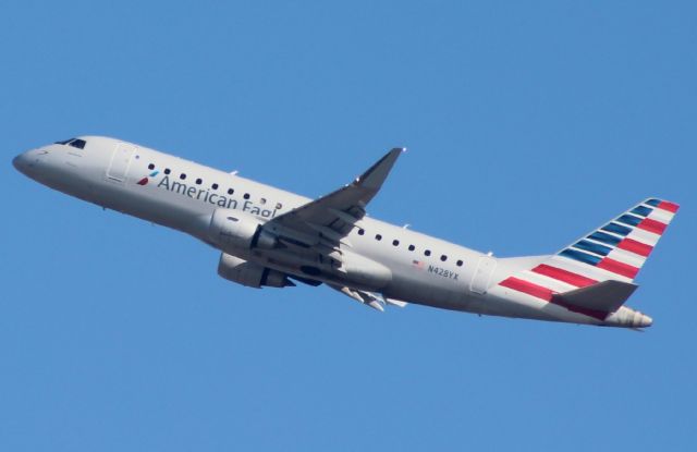 Embraer 170/175 (N428YX)