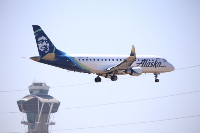 EMBRAER 175 (long wing) (N177SY)