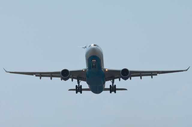 Airbus A330-300 (F-GOTO) - Air Caraïbes taking off, B737 Continental approach...