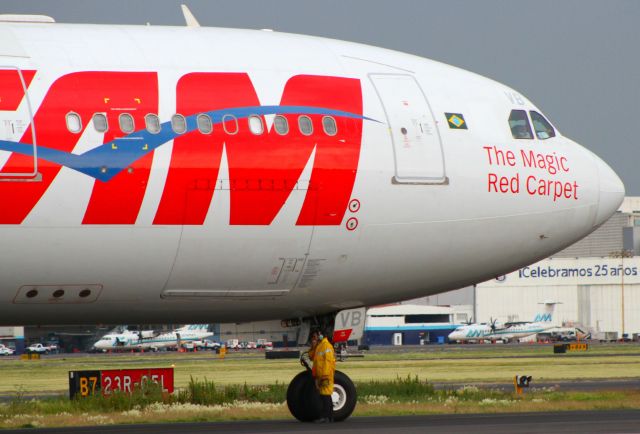 Airbus A330-200 (PT-MVC) - The Mechanical Technician and TAMbr /Canon EOS 7D