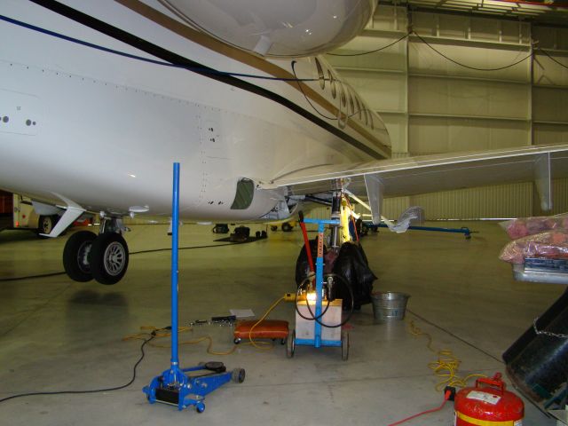 — — - landing gear oleo service on Hawker 4000.