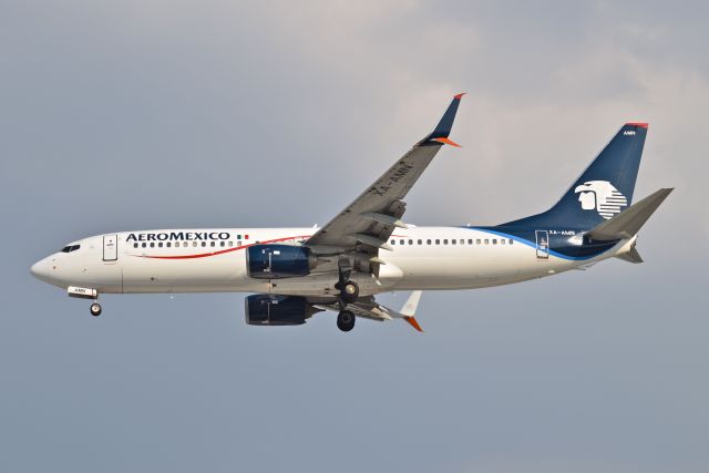 Boeing 737-800 (XA-AMN) - Boeing B737-852 XA-AMN MSN 39945 of Aeromexico  is on short final to runway 05R at Mexico City International Airport (06/2019).