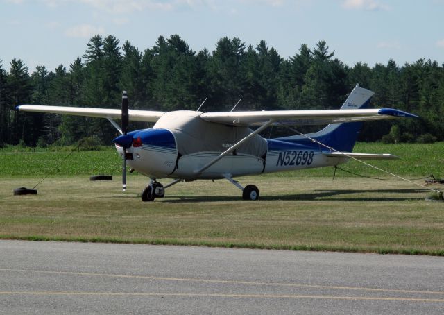 Cessna Skyhawk (N52698) - Its a 182.