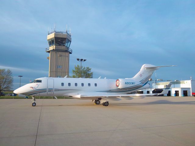 Bombardier Challenger 300 (N900WY)