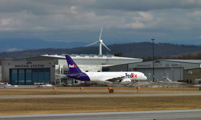 Boeing 757-200 (N973FD) - FedEx Boeing 757-200(F) N973FD in Burlington