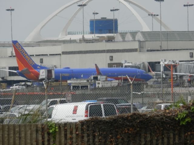 Boeing 737-800 (N8305E) - at In N Out Burger