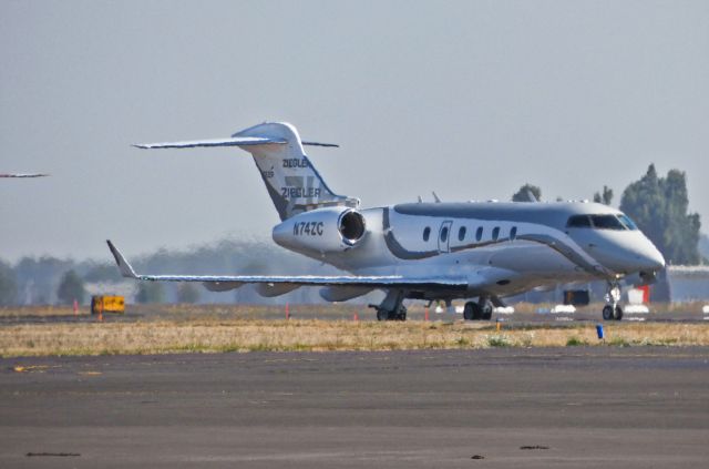 Bombardier Challenger 300 (N74ZC)