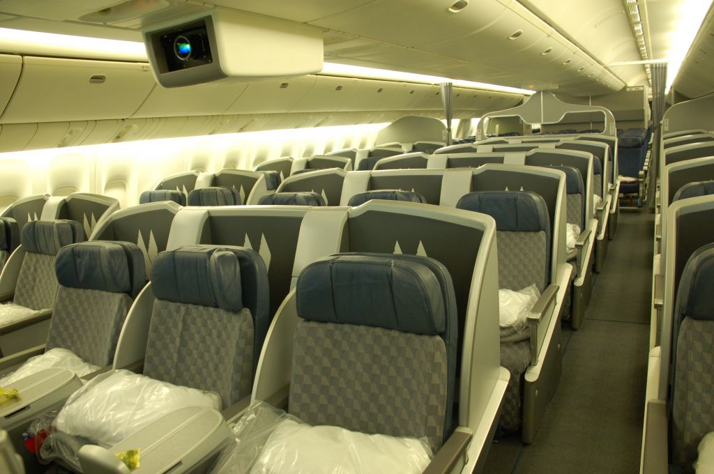 Boeing 777-200 (N759AN) - Business class